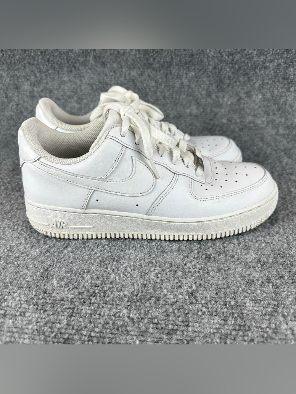 Nike Air Force 1 07 Triple White Women's Size 8 Sneakers Shoes DD8959-100 Low - Picture 2 of 16